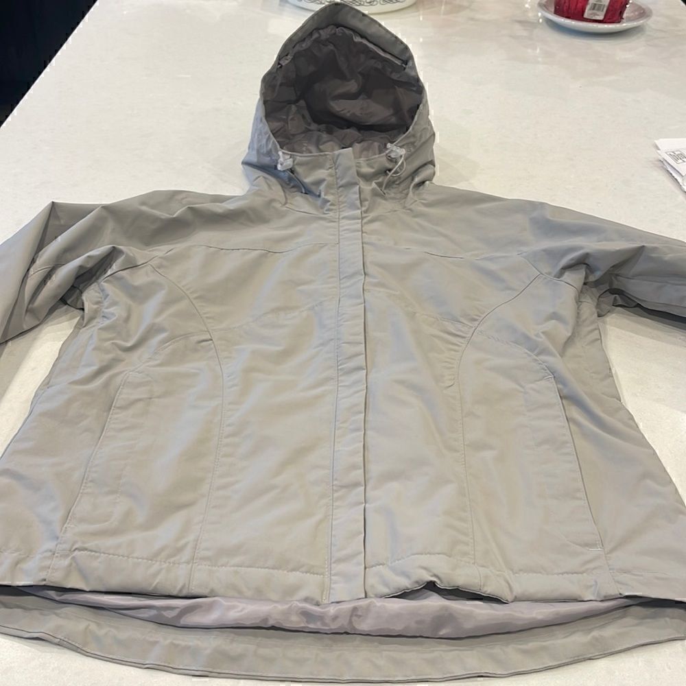 180s rain jacket women’s size medium excellent condition. Quantum dry. Nice hood